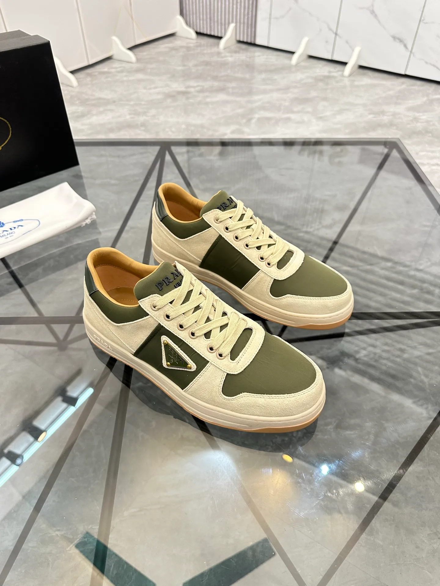 Men's shoes: 💰P420¥ Product trademark: Prada *"Prada*" low-top casual shoes Regular size: 38-44 (can be customized to 45) Product materials: imported cowhide upper with original fabric, breathable lining, original outsole. Number: 020